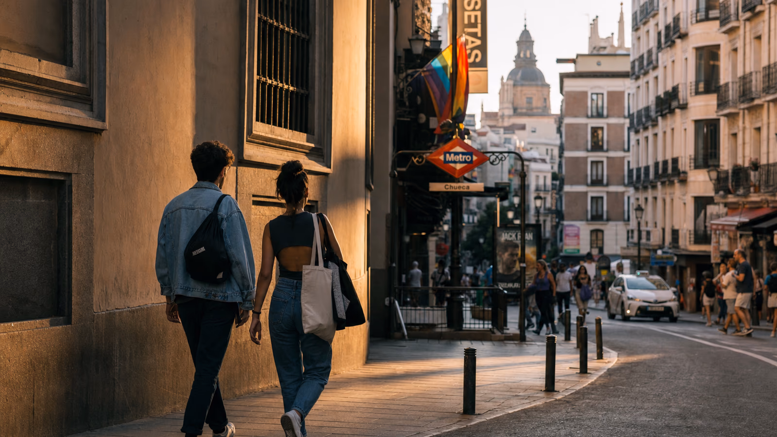 Escena de Madrid con banderas del Orgullo y transporte público